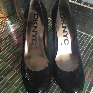 DKNYC BLACK PUMPS